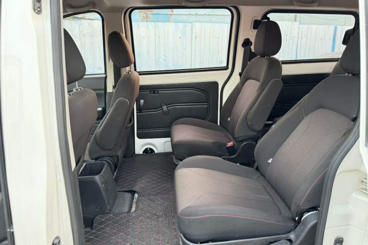 Used Dongfeng Fengon 380 2022 1.5L Comfort-Class Passenger Vehicle (Steel Spring) with 7 Seats Interior 6