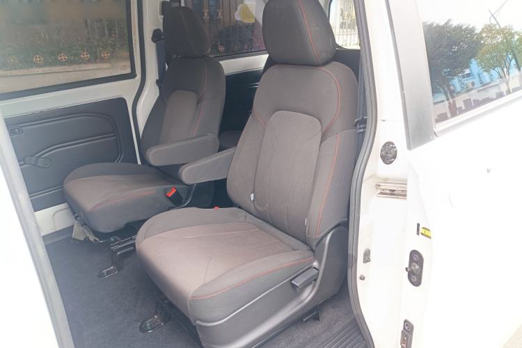 Used Dongfeng Fengon 380 2022 1.5L Comfort-Class Passenger Vehicle (Steel Spring) with 7 Seats Interior 7
