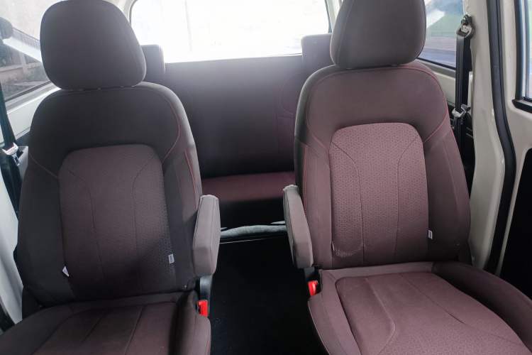 Used Dongfeng Fengon 380 2022 1.5L Comfort-Class Passenger Vehicle (Steel Spring) with 7 Seats Interior 9