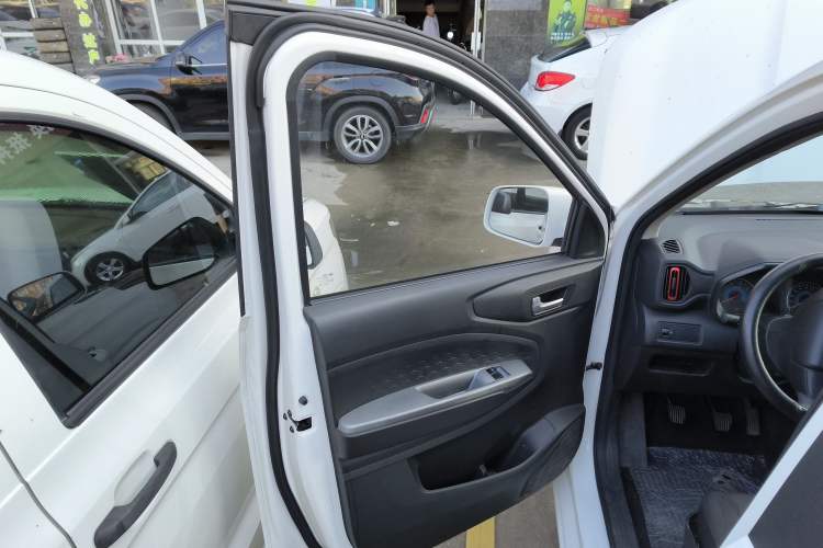 Used Dongfeng Fengon 380 2022 1.5L Comfort-Class Passenger Vehicle (Steel Spring) with 5 Seats Left Front Door Interior