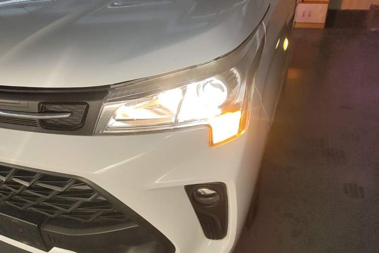 Used Dongfeng Fengon 380 2022 1.5L Comfort-Class Passenger Vehicle (Steel Spring) with 7 Seats Left Front Headlight