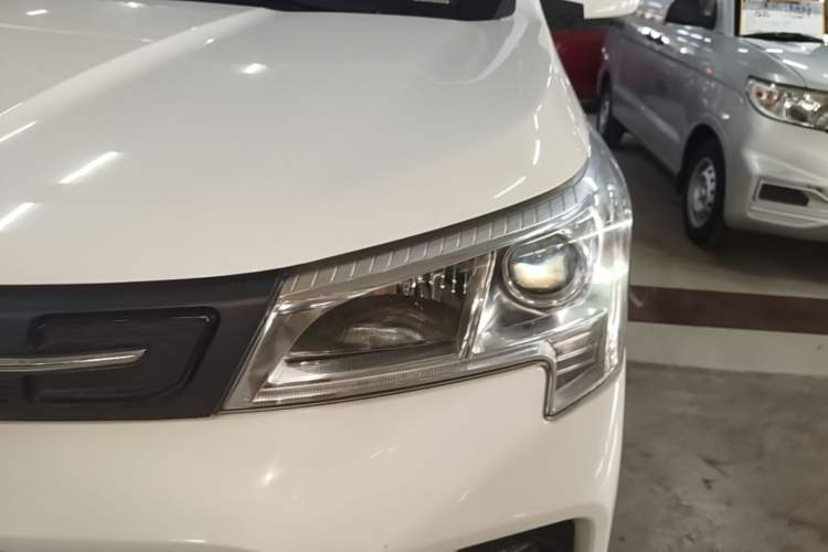 Used Dongfeng Fengon 380 2022 1.5L Comfort-Class Passenger Vehicle (Steel Spring) with 7 Seats Left Front Headlight
