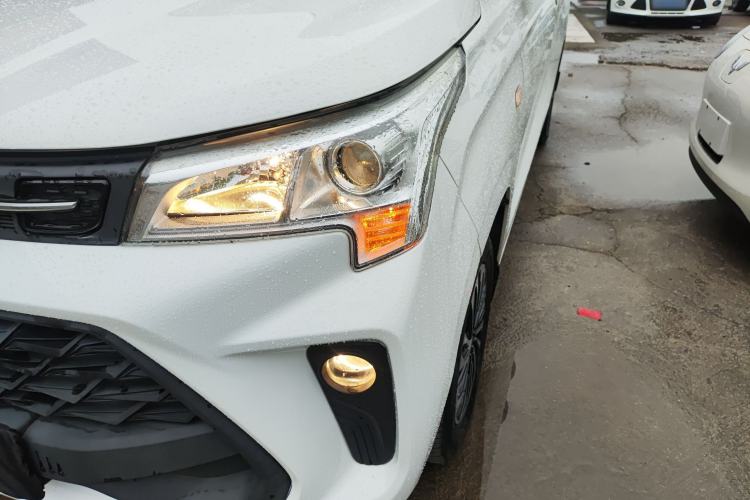 Used Dongfeng Fengon 380 2022 1.5L Comfort-Class Passenger Vehicle (Steel Spring) with 7 Seats Left Front Headlight