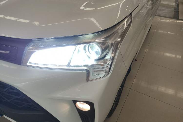 Used Dongfeng Fengon 380 2022 1.5L Comfort-Class Passenger Vehicle (Steel Spring) with 7 Seats Left Front Headlight
