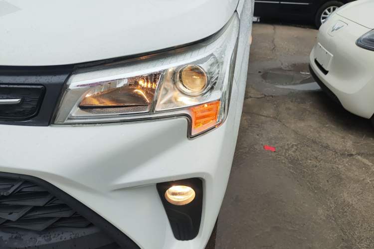 Used Dongfeng Fengon 380 2022 1.5L Comfort-Class Passenger Vehicle (Steel Spring) with 7 Seats Left Front Headlight