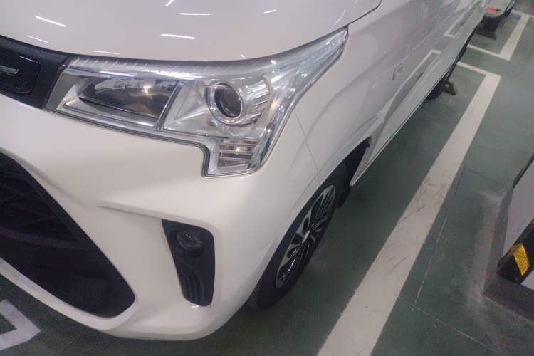Used Dongfeng Fengon 380 2022 1.5L Comfort-Class Passenger Vehicle (Steel Spring) with 7 Seats Left Front Headlight