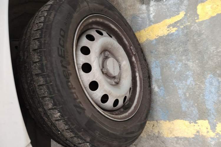 Used Dongfeng Fengon 380 2022 1.5L Luxury Edition Passenger Vehicle 5 Seats Left Front Wheel Hub