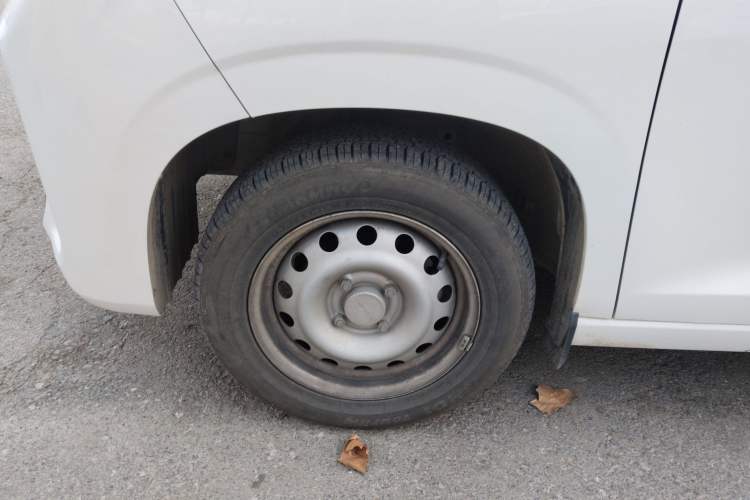Used Dongfeng Fengon 380 2022 1.5L Standard Edition 7-Seater Passenger Vehicle Left Front Wheel Hub