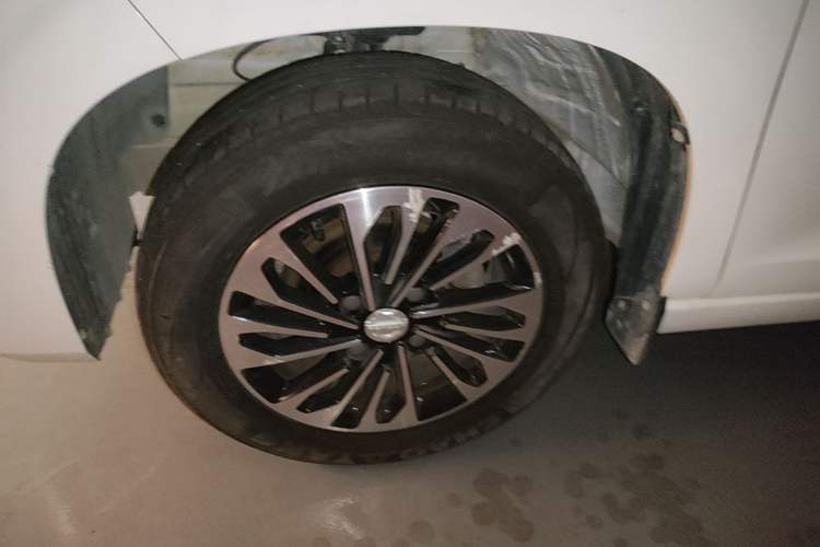 Used Dongfeng Fengon 380 2022 1.5L Comfort-Class Passenger Vehicle (Steel Spring) with 7 Seats Left Front Wheel Hub