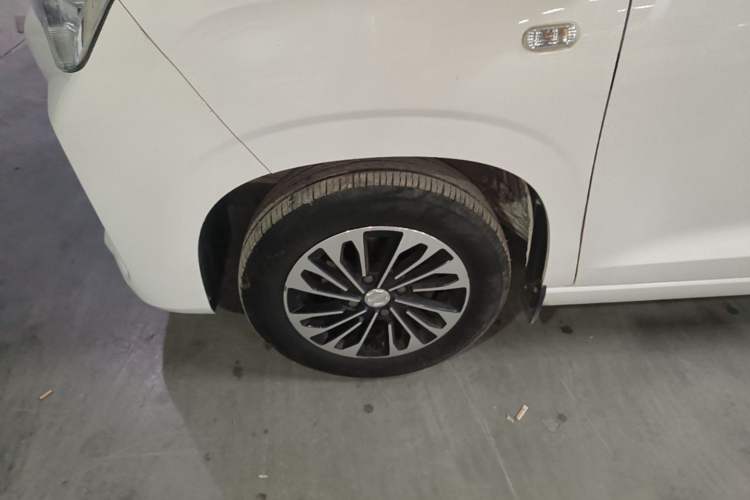 Used Dongfeng Fengon 380 2022 1.5L Comfort-Class Passenger Vehicle (Steel Spring) with 7 Seats Left Front Wheel Hub