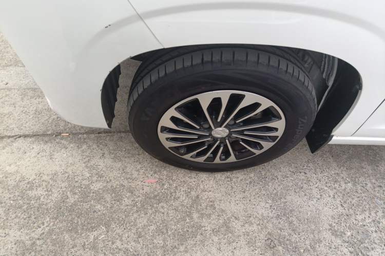 Used Dongfeng Fengon 380 2022 1.5L Comfort-Class Passenger Vehicle (Steel Spring) with 5 Seats Left Front Wheel Hub