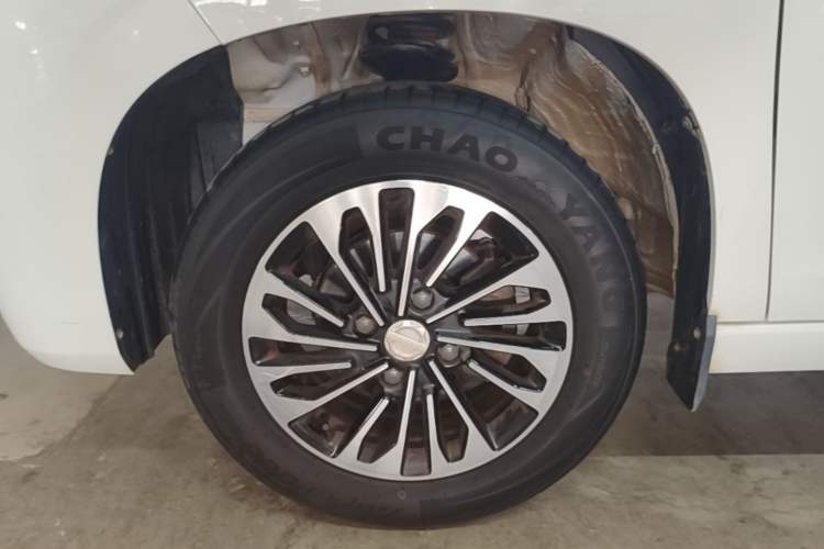 Used Dongfeng Fengon 380 2022 1.5L Comfort-Class Passenger Vehicle (Steel Spring) with 7 Seats Left Front Wheel Hub
