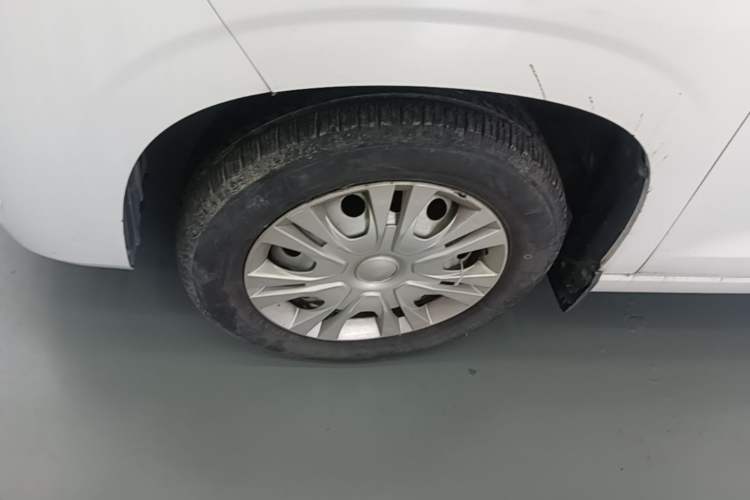 Used Dongfeng Fengon 380 2022 1.5L Standard Edition 7-Seater Passenger Vehicle Left Front Wheel Hub