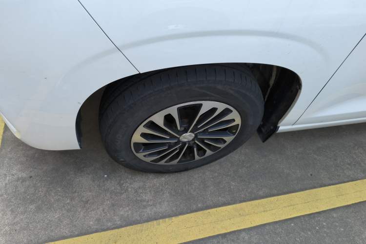 Used Dongfeng Fengon 380 2022 1.5L Comfort-Class Passenger Vehicle (Steel Spring) with 5 Seats Left Front Wheel Hub