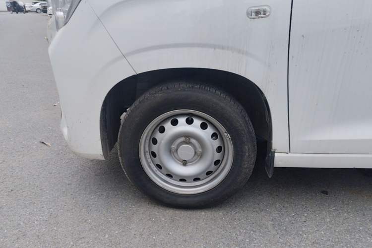 Used Dongfeng Fengon 380 2022 1.5L Standard Edition 7-Seater Passenger Vehicle Left Front Wheel Hub