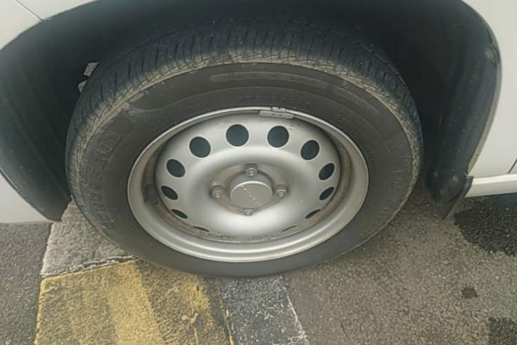 Used Dongfeng Fengon 380 2022 1.5L Standard Edition 7-Seater Passenger Vehicle Left Front Wheel Hub