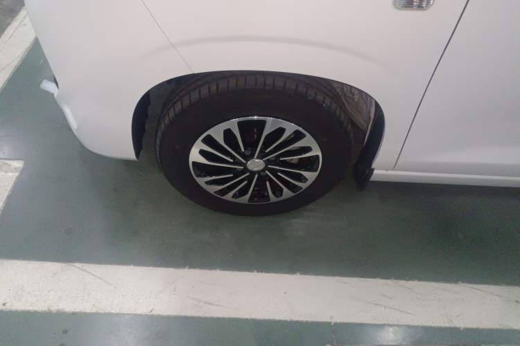 Used Dongfeng Fengon 380 2022 1.5L Comfort-Class Passenger Vehicle (Steel Spring) with 7 Seats Left Front Wheel Hub