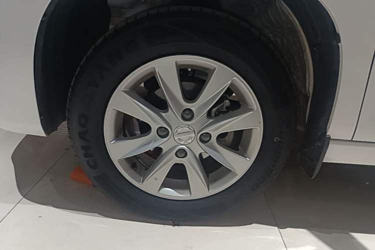 Used Dongfeng Fengon 380 2022 1.5L Luxury Edition Passenger Vehicle 5 Seats Left Front Wheel Hub