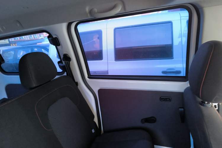 Used Dongfeng Fengon 380 2022 1.5L Comfort-Class Passenger Vehicle (Steel Spring) with 5 Seats Left Rear Door Interior