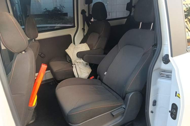 Used Dongfeng Fengon 380 2022 1.5L Comfort-Class Passenger Vehicle (Steel Spring) with 7 Seats Left Rear Seat