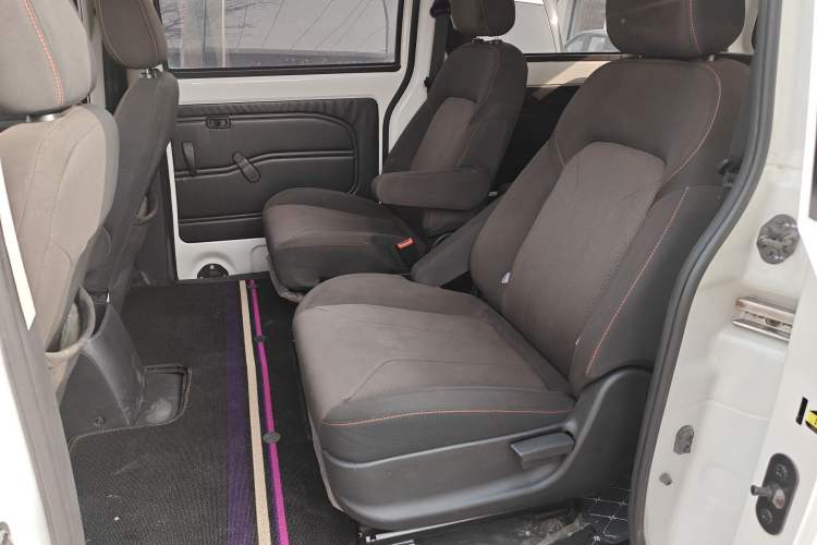 Used Dongfeng Fengon 380 2022 1.5L Comfort-Class Passenger Vehicle (Steel Spring) with 7 Seats Left Rear Seat
