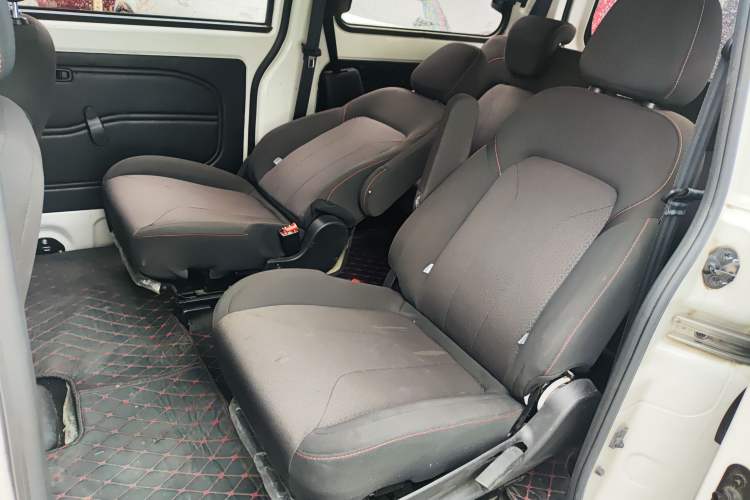 Used Dongfeng Fengon 380 2022 1.5L Comfort-Class Passenger Vehicle (Steel Spring) with 7 Seats Left Rear Seat