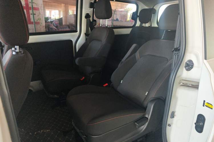 Used Dongfeng Fengon 380 2022 1.5L Comfort-Class Passenger Vehicle (Steel Spring) with 7 Seats Left Rear Seat