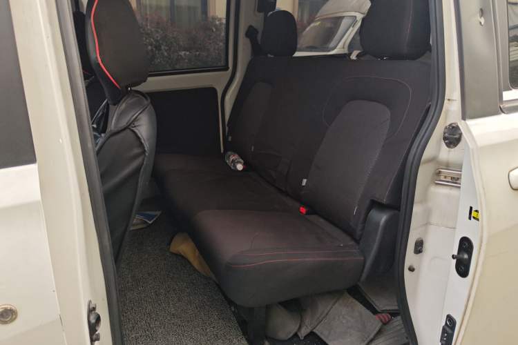 Used Dongfeng Fengon 380 2022 1.5L Comfort-Class Passenger Vehicle (Steel Spring) with 5 Seats Left Rear Seat