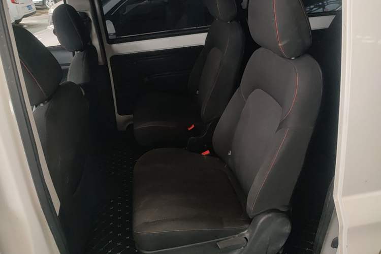 Used Dongfeng Fengon 380 2022 1.5L Standard Edition 7-Seater Passenger Vehicle Left Rear Seat