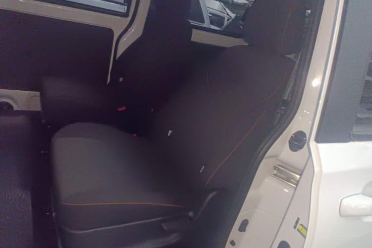 Used Dongfeng Fengon 380 2022 1.5L Comfort-Class Passenger Vehicle (Steel Spring) with 7 Seats Left Rear Seat
