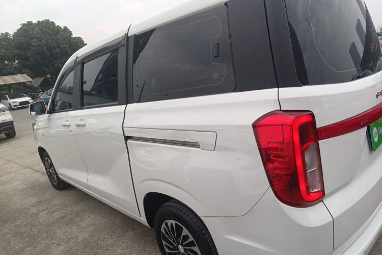 Used Dongfeng Fengon 380 2022 1.5L Comfort-Class Passenger Vehicle (Steel Spring) with 5 Seats Left Side