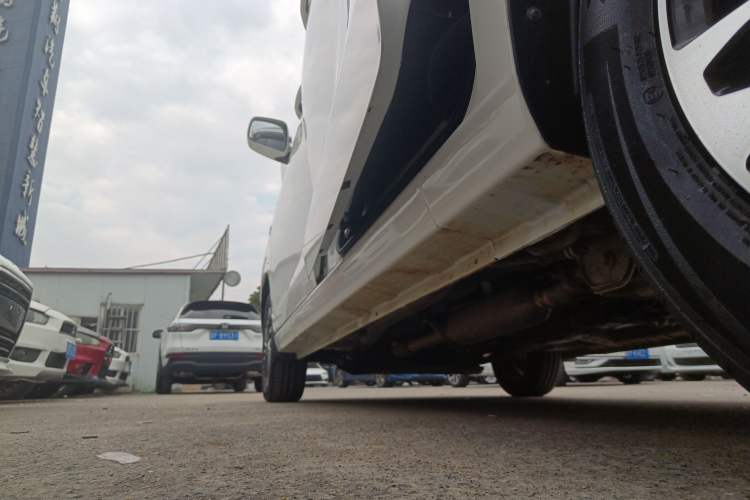 Used Dongfeng Fengon 380 2022 1.5L Comfort-Class Passenger Vehicle (Steel Spring) with 5 Seats Left Side Sill