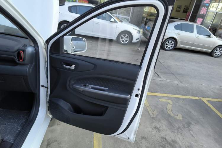 Used Dongfeng Fengon 380 2022 1.5L Comfort-Class Passenger Vehicle (Steel Spring) with 5 Seats Right Front Door Interior
