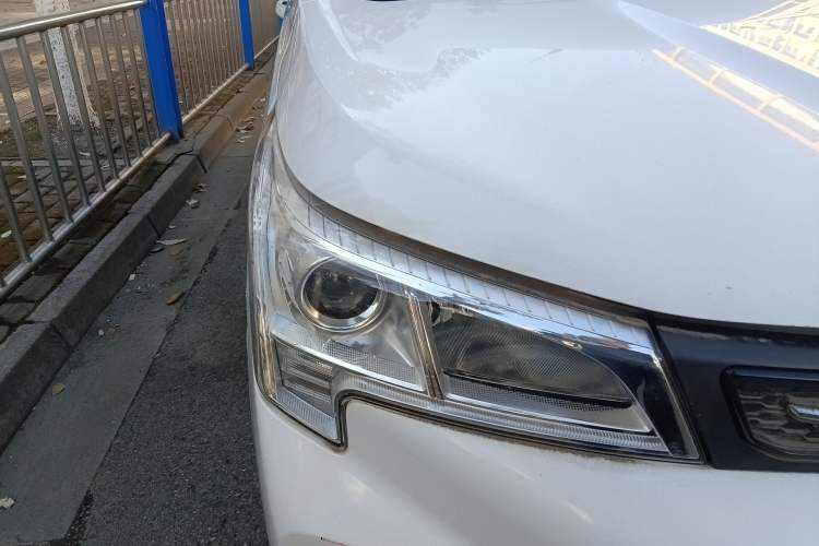 Used Dongfeng Fengon 380 2022 1.5L Comfort-Class Passenger Vehicle (Steel Spring) with 7 Seats Right Front Headlight