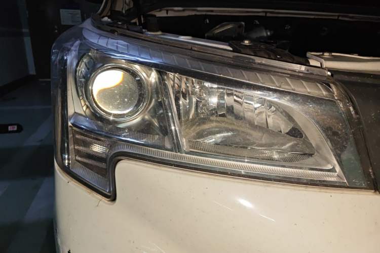 Used Dongfeng Fengon 380 2022 1.5L Comfort-Class Passenger Vehicle (Steel Spring) with 7 Seats Right Front Headlight