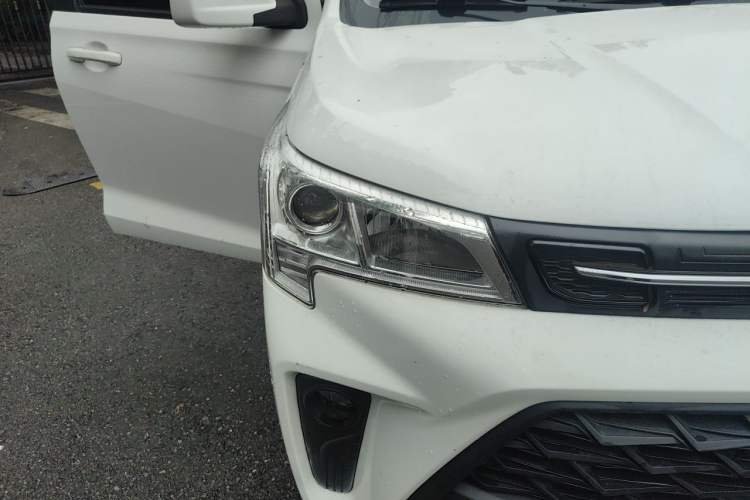 Used Dongfeng Fengon 380 2022 1.5L Comfort-Class Passenger Vehicle (Steel Spring) with 7 Seats Right Front Headlight