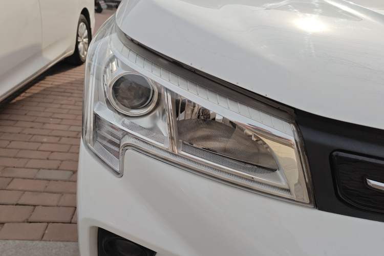 Used Dongfeng Fengon 380 2022 1.5L Comfort-Class Passenger Vehicle (Steel Spring) with 7 Seats Right Front Headlight