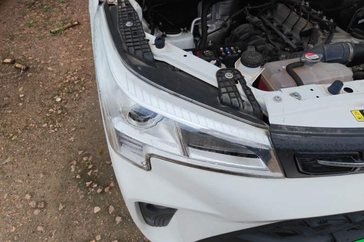 Used Dongfeng Fengon 380 2022 1.5L Luxury Edition Passenger Vehicle 5 Seats Right Front Headlight