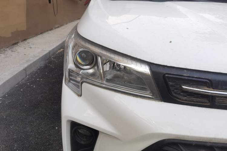 Used Dongfeng Fengon 380 2022 1.5L Comfort-Class Passenger Vehicle (Steel Spring) with 7 Seats Right Front Headlight