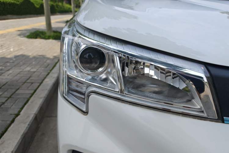Used Dongfeng Fengon 380 2022 1.5L Comfort-Class Passenger Vehicle (Steel Spring) with 7 Seats Right Front Headlight