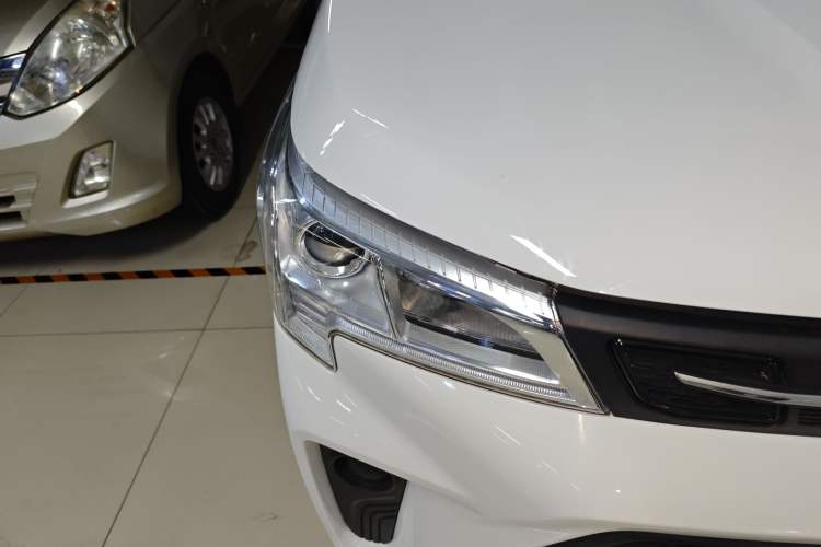 Used Dongfeng Fengon 380 2022 1.5L Luxury Edition Passenger Vehicle 5 Seats Right Front Headlight