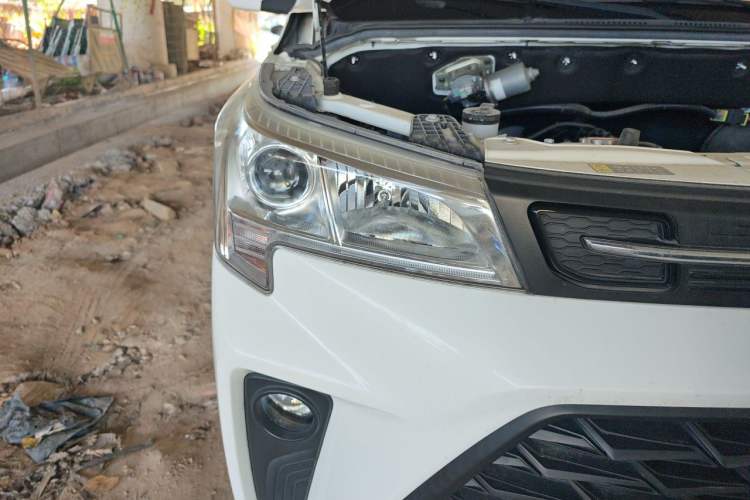 Used Dongfeng Fengon 380 2022 1.5L Comfort-Class Passenger Vehicle (Steel Spring) with 7 Seats Right Front Headlight