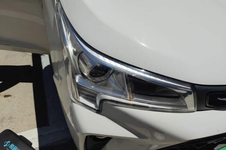 Used Dongfeng Fengon 380 2022 1.5L Comfort-Class Passenger Vehicle (Spiral Spring) – 5 Seats Right Front Headlight