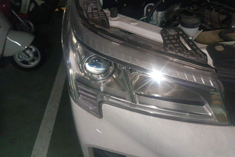 Used Dongfeng Fengon 380 2022 1.5L Comfort-Class Passenger Vehicle (Steel Spring) with 5 Seats Right Front Headlight