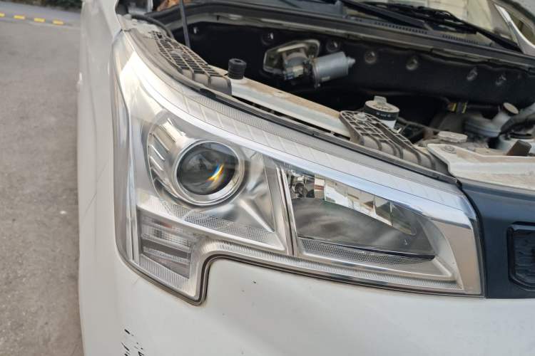 Used Dongfeng Fengon 380 2022 1.5L Comfort-Class Passenger Vehicle (Steel Spring) with 5 Seats Right Front Headlight