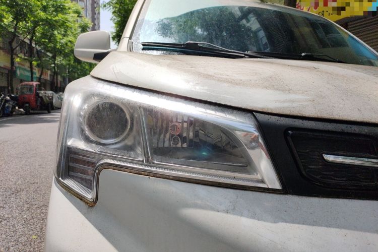 Used Dongfeng Fengon 380 2022 1.5L Comfort-Class Passenger Vehicle (Steel Spring) with 7 Seats Right Front Headlight