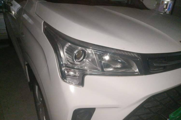 Used Dongfeng Fengon 380 2022 1.5L Comfort-Class Passenger Vehicle (Spiral Spring) – 7 Seats Right Front Headlight