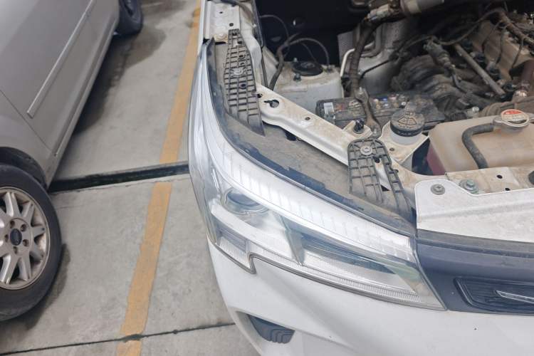 Used Dongfeng Fengon 380 2022 1.5L Comfort-Class Passenger Vehicle (Spiral Spring) – 7 Seats Right Front Headlight