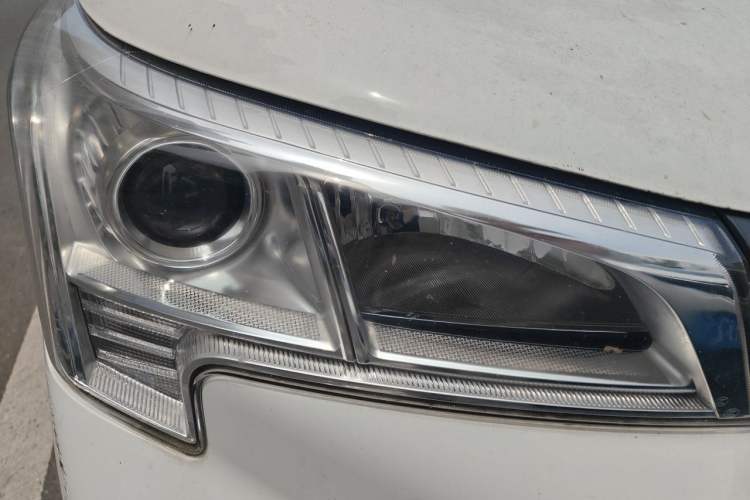 Used Dongfeng Fengon 380 2022 1.5L Comfort-Class Passenger Vehicle (Steel Spring) with 7 Seats Right Front Headlight
