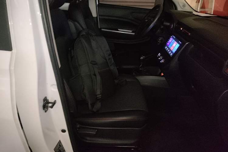 Used Dongfeng Fengon 380 2022 1.5L Comfort-Class Passenger Vehicle (Steel Spring) with 7 Seats Right Front Seat